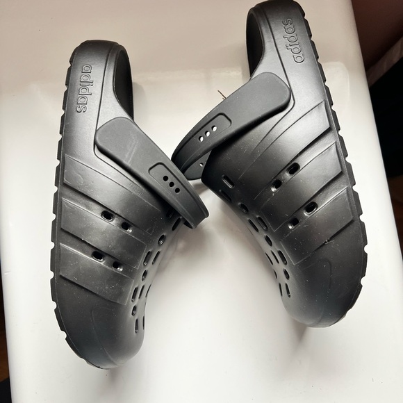 Adidas Adilette 2.0 Black Slip-On Clogs - Picture 5 of 7